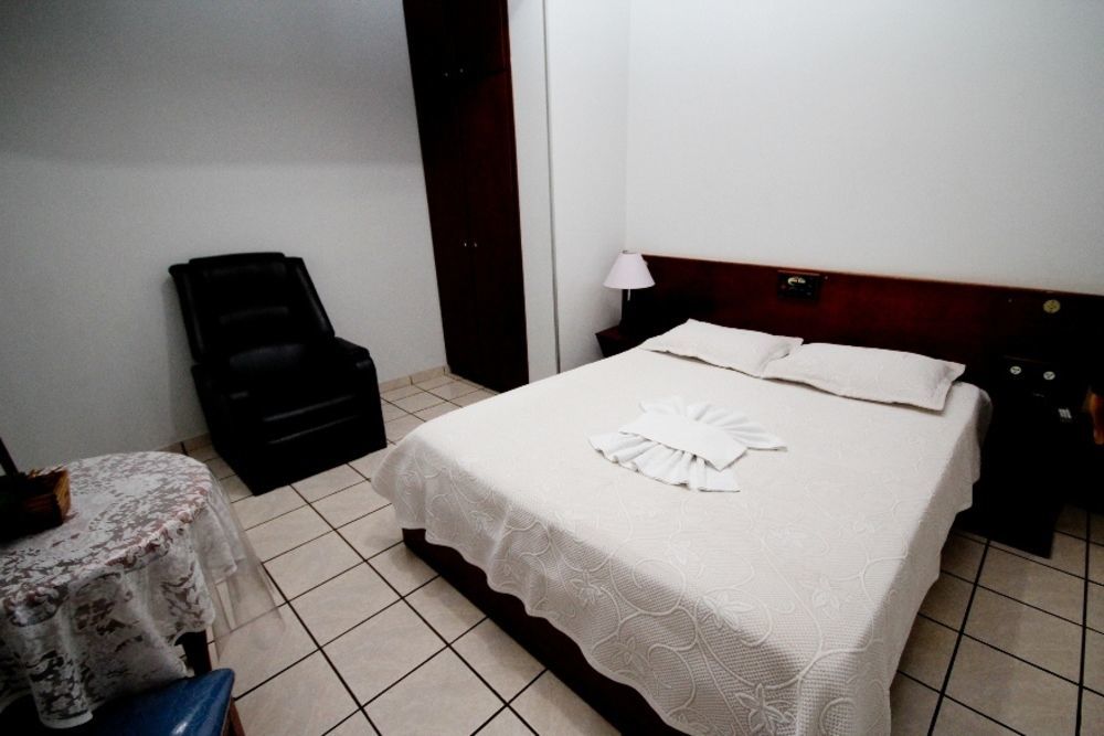 Alpha Ville Hotel Assis Esterno foto